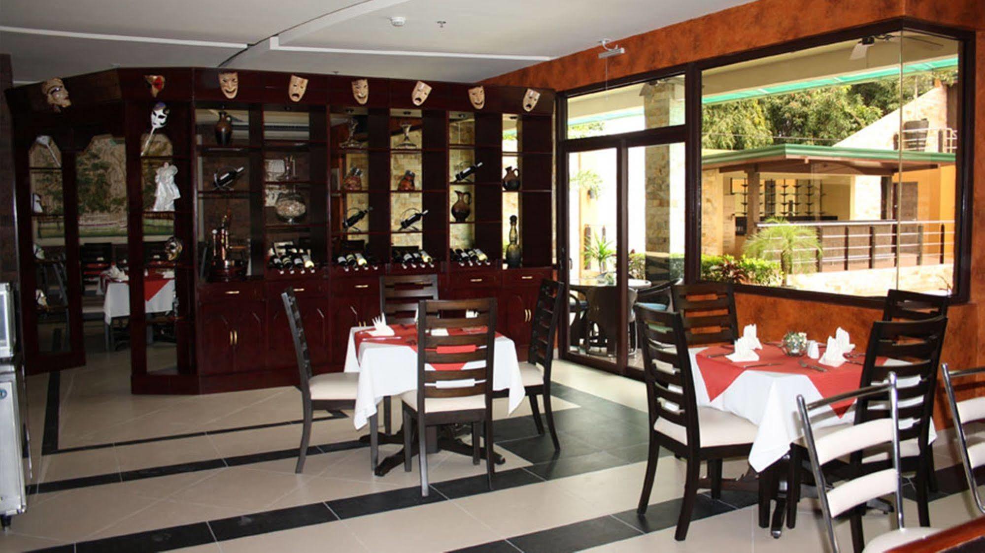 Queens Hotel Angeles City מראה חיצוני תמונה