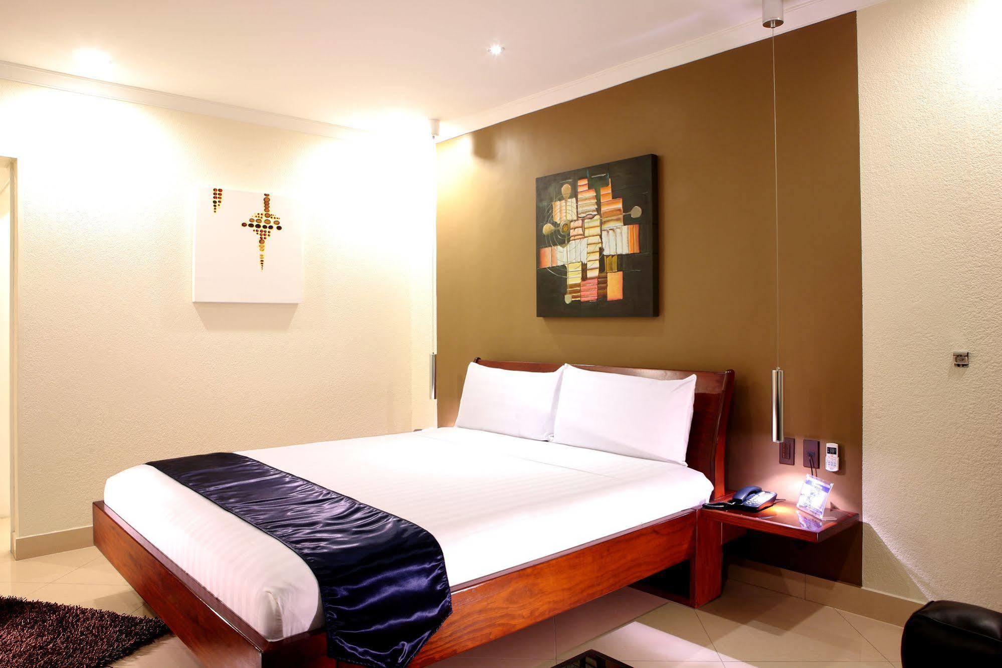 Queens Hotel Angeles City מראה חיצוני תמונה