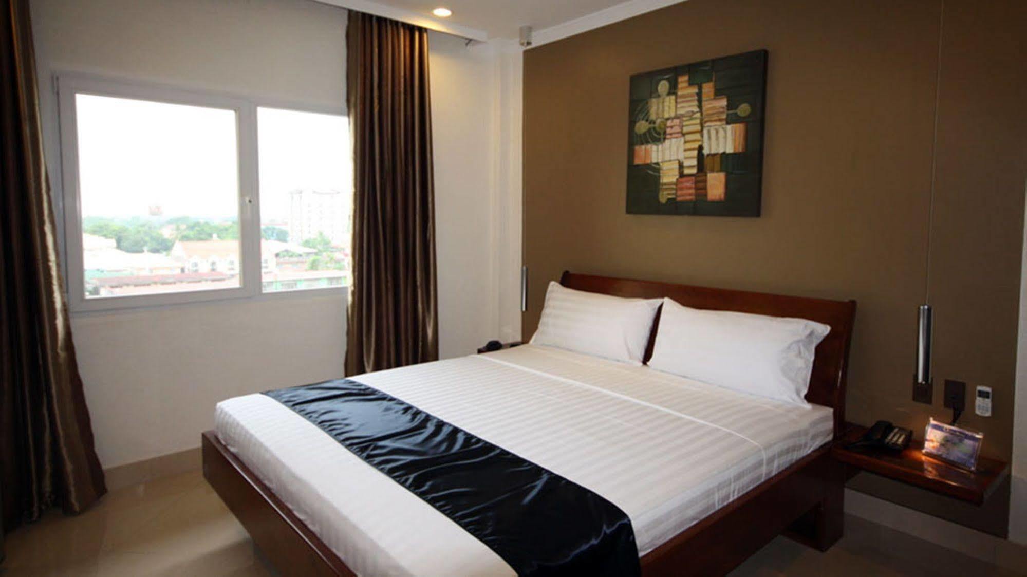 Queens Hotel Angeles City מראה חיצוני תמונה