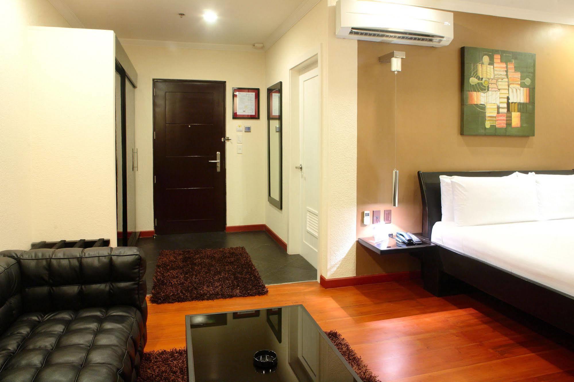 Queens Hotel Angeles City מראה חיצוני תמונה