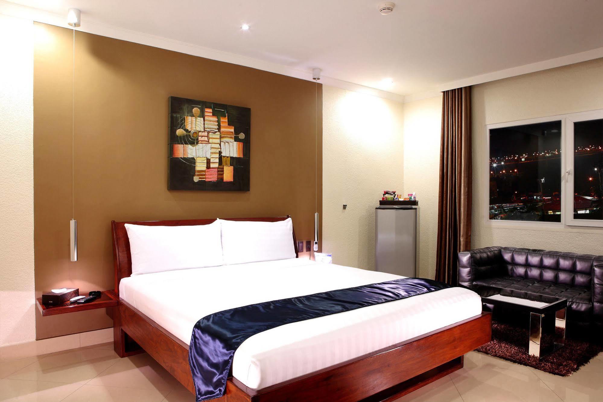 Queens Hotel Angeles City מראה חיצוני תמונה
